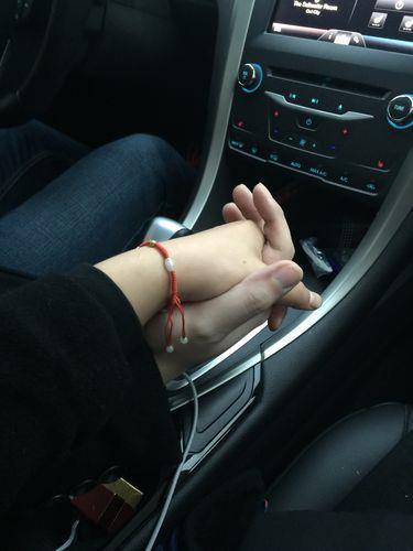 情侣两只手的图片 情侣一双手图片