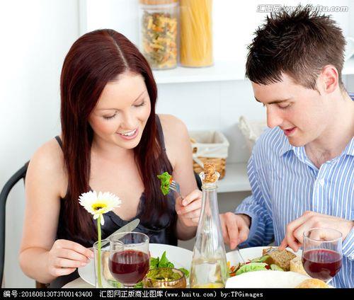 情侣一起吃饭的图片 两人一起吃饭的图片