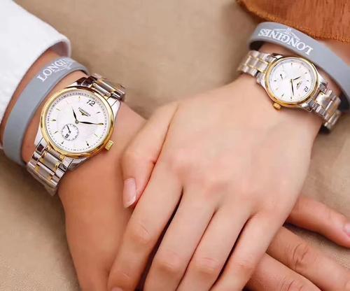 情侣戴手表牵手图片 情侣手表照片