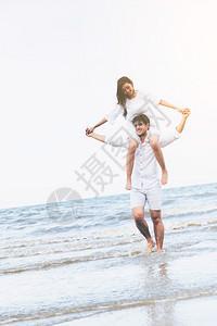 海边情侣背景图 海边风景图片情侣背影