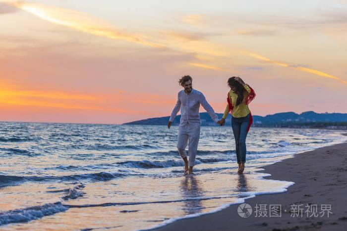 海边浪漫情侣图片 情侣海边漫步唯美图片