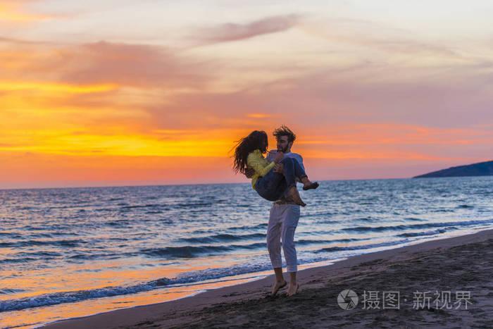 海边浪漫情侣图片 情侣海边漫步唯美图片