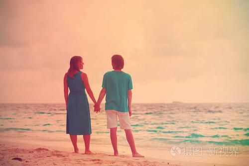 海边浪漫情侣图片 情侣海边漫步唯美图片