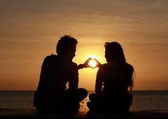 坐着的情侣图片 情侣背靠背坐在一起的图片