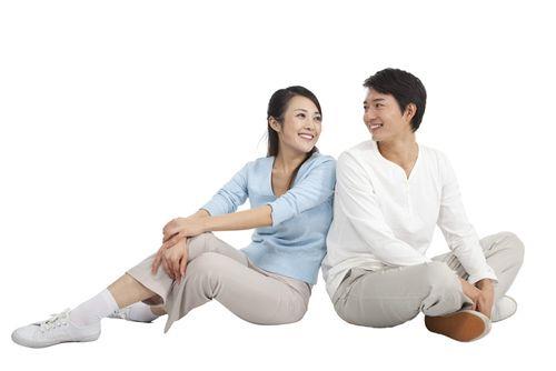 坐着的情侣图片 情侣背靠背坐在一起的图片