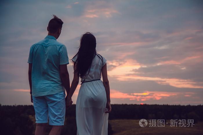 热恋情侣图片 情侣谈恋爱图片