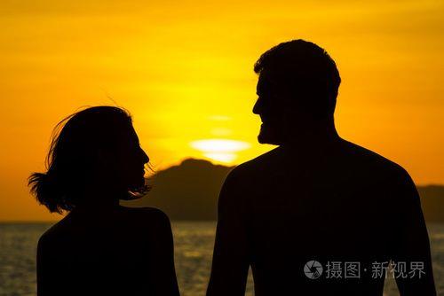 热恋情侣图片 情侣谈恋爱图片