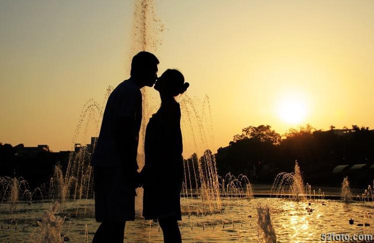 热恋情侣图片 情侣谈恋爱图片