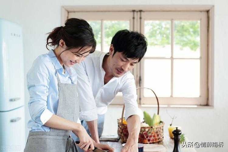 情侣一起做饭的图片 夫妻一起做饭浪漫图片