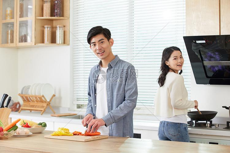 情侣一起做饭的图片 夫妻一起做饭浪漫图片