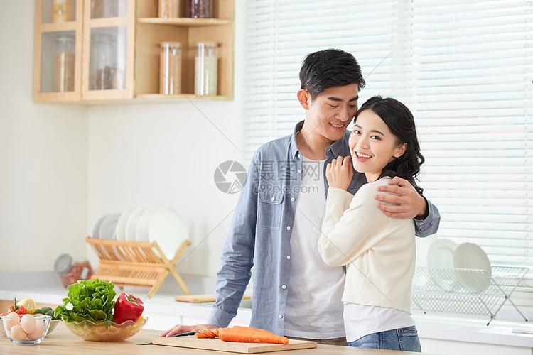 情侣一起做饭的图片 夫妻一起做饭浪漫图片