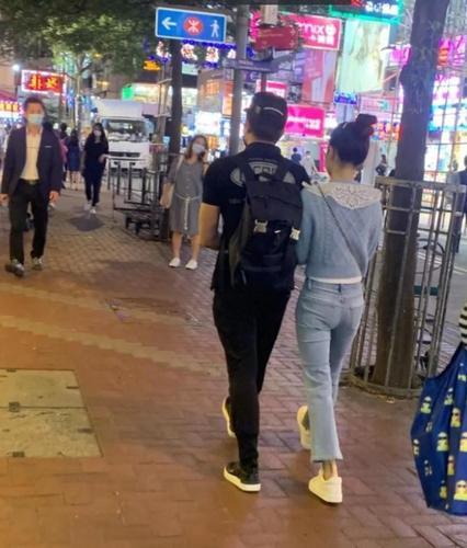 情侣走在路上的图片 情侣手牵手一起走在路上图片