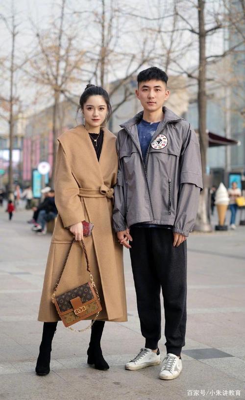 情侣街拍图片 情侣漫步街头的图片