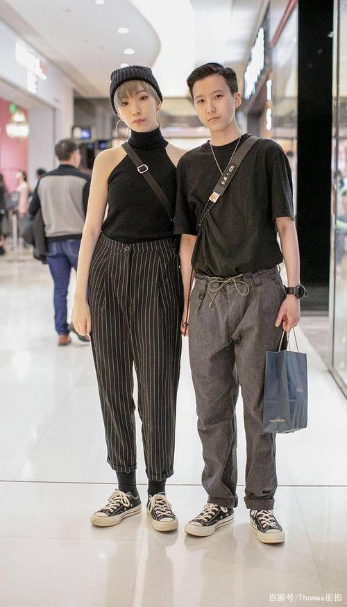 情侣街拍图片 情侣漫步街头的图片