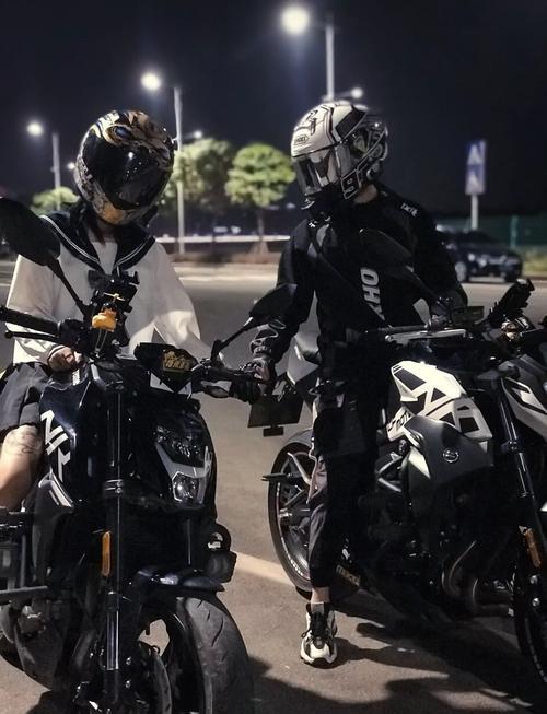 情侣摩托车图片 情侣摩托车骑行的照片