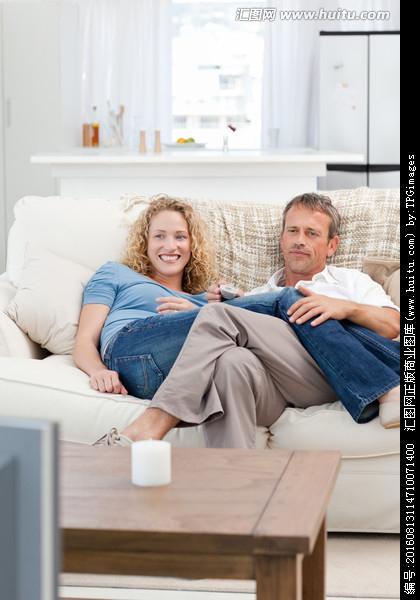 情侣一起看电视的图片 电视情侣头像图片大全