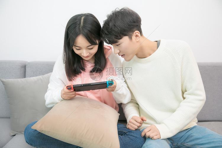 情侣打游戏图片 抱着打游戏情侣图片