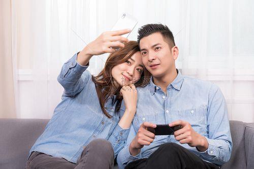 情侣打游戏图片 抱着打游戏情侣图片