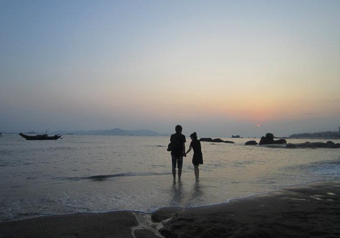情侣看海的图片唯美 看海情侣背影图片唯美