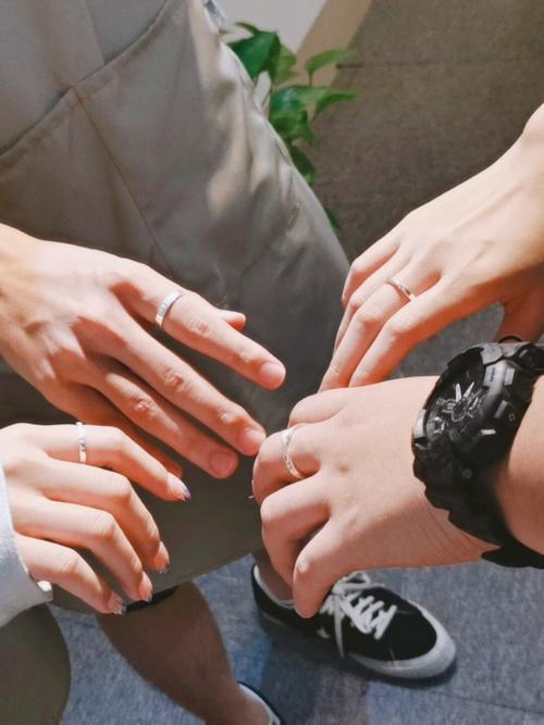 拍情侣戒指的手势图片 情侣戒指握手照片