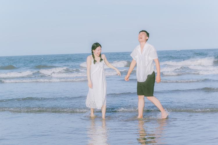 情侣在海边的图片 海边情侣背景图