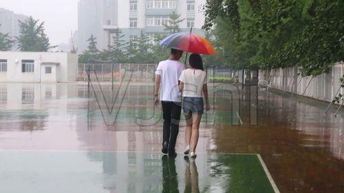 情侣雨中漫步的图片 两个人在雨中漫步的唯美图片