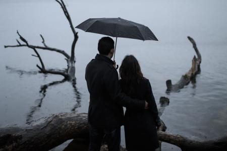 情侣撑伞图片 情侣雨天撑伞图片唯美