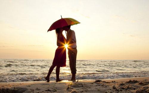 情侣撑伞图片 情侣雨天撑伞图片唯美