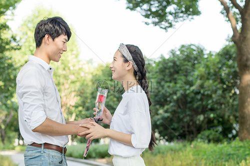 男生送花情侣图片一对 男生送女生玫瑰花图片