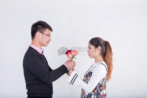 男生送花情侣图片一对 男生送女生玫瑰花图片