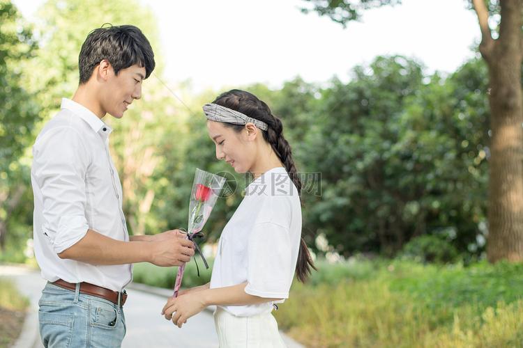 男生送花情侣图片一对 男生送女生玫瑰花图片