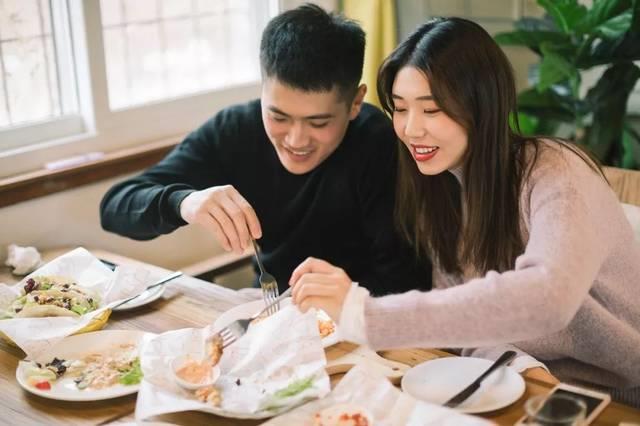 情侣一起吃饭图片 情侣一起做饭的图片