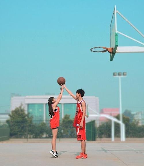 情侣打篮球图片 关于篮球的情侣图片
