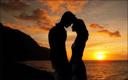 情侣背对背图片 情侣背在背上的图片