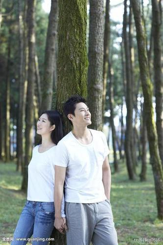 情侣背对背图片 情侣背在背上的图片