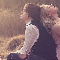 情侣背对背图片 情侣背在背上的图片