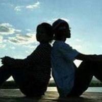 情侣背对背图片 情侣背在背上的图片