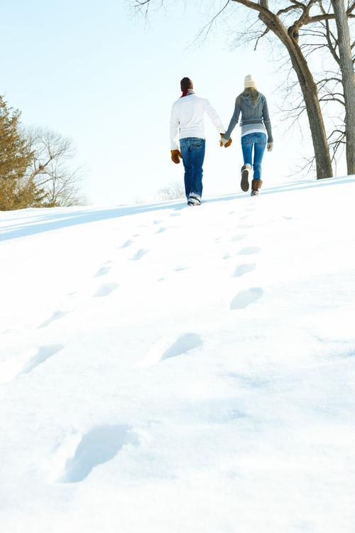 下雪天情侣牵手走图片 下雪情侣牵手浪漫图