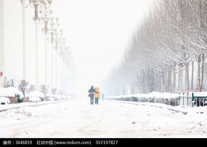 下雪天情侣牵手走图片 下雪情侣牵手浪漫图