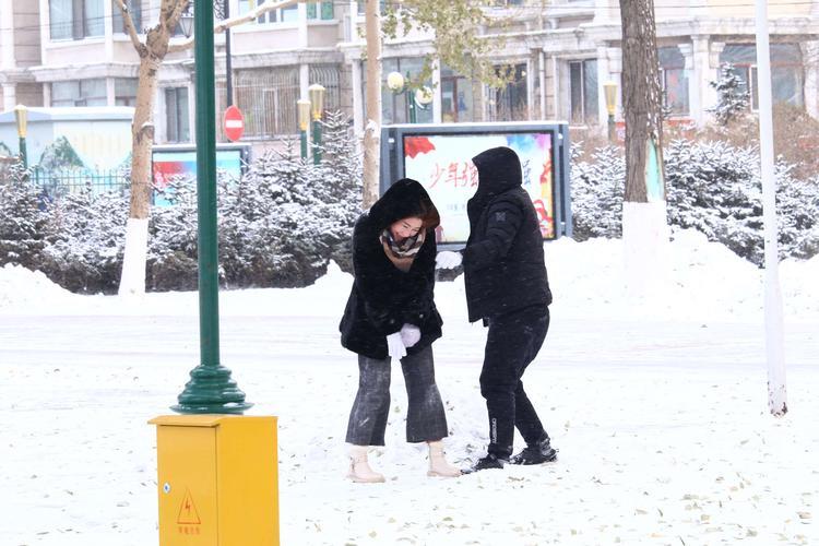 下雪天情侣牵手走图片 下雪情侣牵手浪漫图