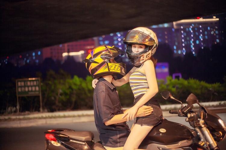 情侣机车图片 摩托车机车情侣图片