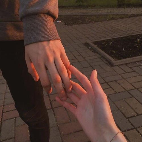 两个牵手的情侣图片 牵手图片情侣两只手