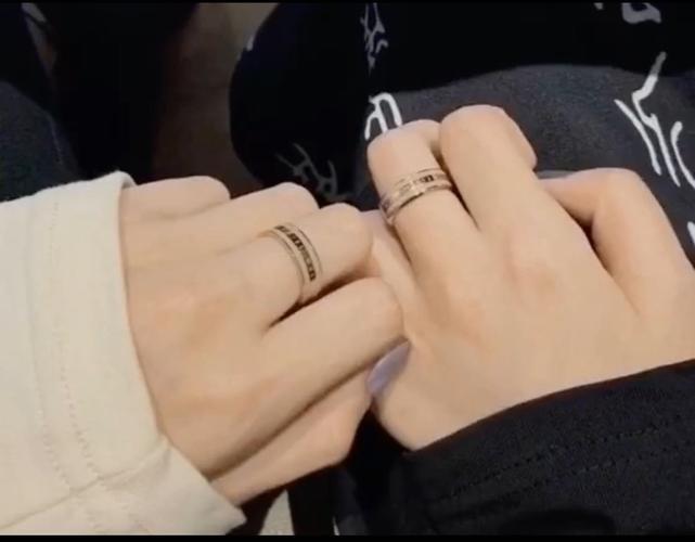 戒指情侣图片 戴戒指的图片