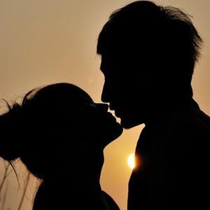 情侣接吻图 情侣亲嘴头像两人图片浪漫