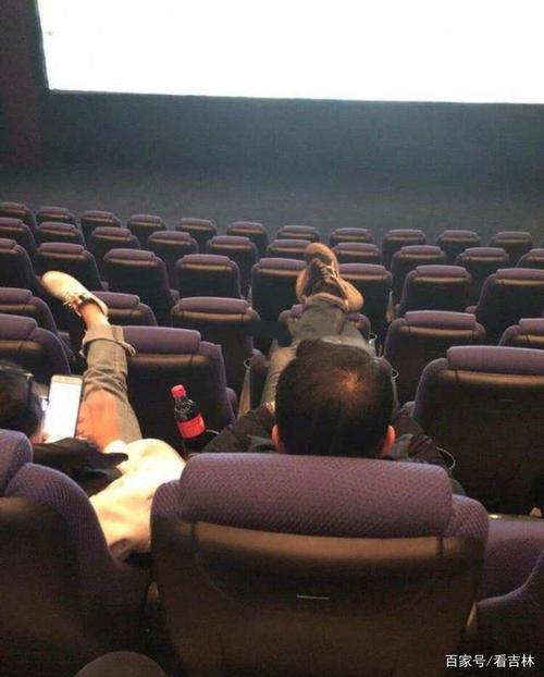 电影院情侣座图片 情侣电影座位
