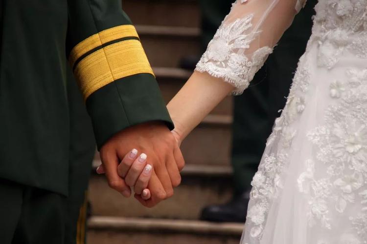 军人情侣图片 军人情侣图片手绘图片