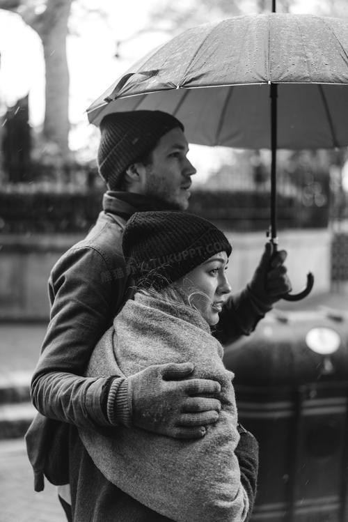 情侣雨中撑伞的图片 雨天伞下的情侣图片