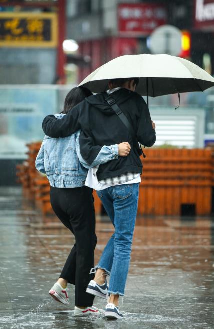 情侣雨中撑伞的图片 雨天伞下的情侣图片