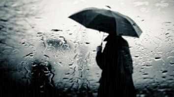 情侣雨中撑伞的图片 雨天伞下的情侣图片