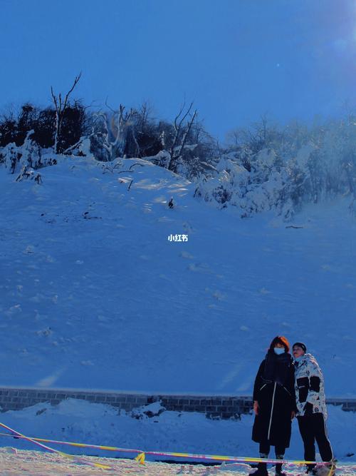 情侣看雪图片 雪景情侣图片